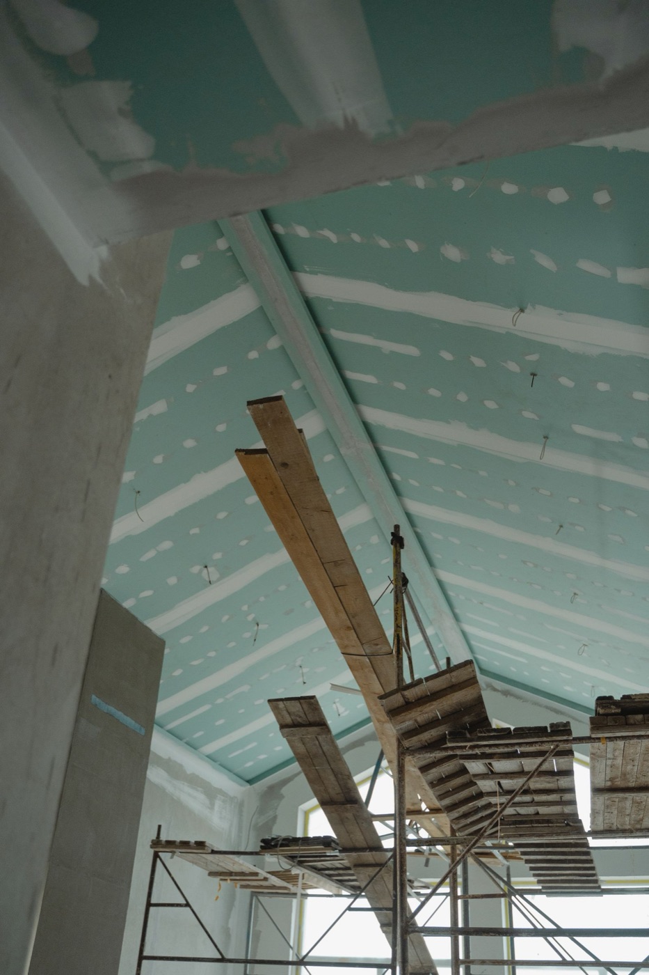 Scaffold under a drywall ceiling in a large room
